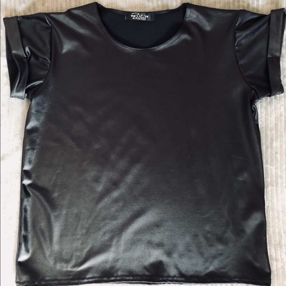 Sleek short sleeved shirt